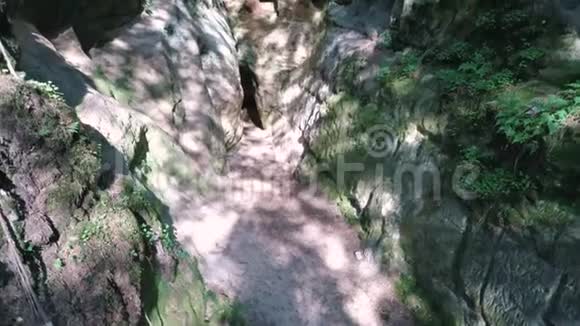李库是一个的朗格砂岩悬崖大蓝光洞视频的预览图
