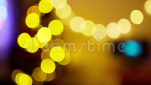 彩色和金色抽象模糊的圣诞灯背景我视频的预览图