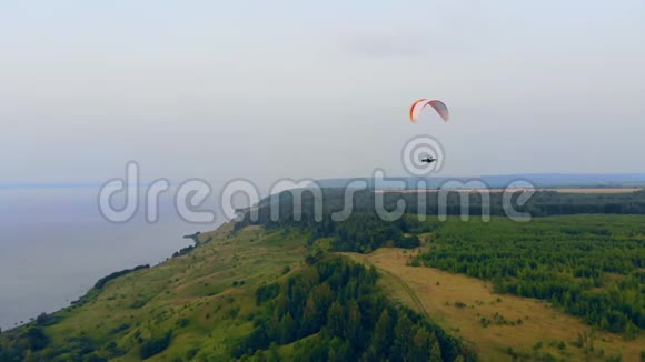 副油沿着森林海岸线滑行空中滑翔伞视频的预览图