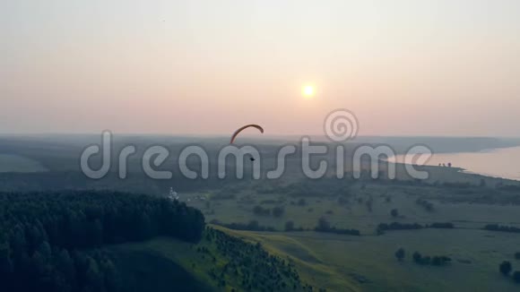 Paraplane在雾蒙蒙的阳光下滑行降落伞滑翔伞视频的预览图