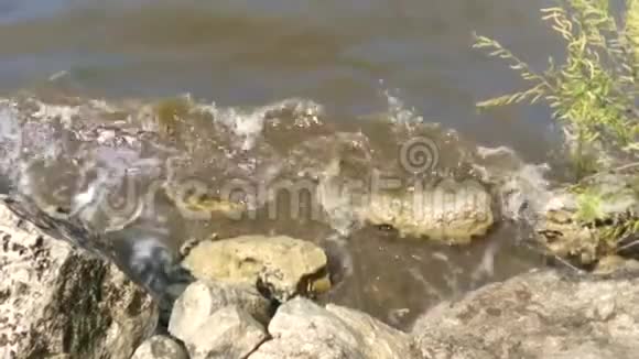水风风暴波浪风暴肮脏河流石头巨石力量威胁起泡恶劣天气视频的预览图