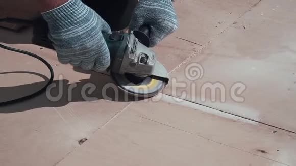 一个人把木板的接缝与一个圆形的砂纸对齐建筑和木工视频的预览图