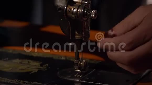 裁缝在缝纫机上对线的裁剪视频的预览图