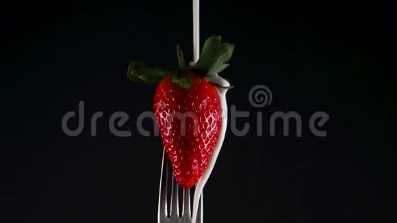 新鲜美味的草莓加奶油浆果加叉子视频的预览图