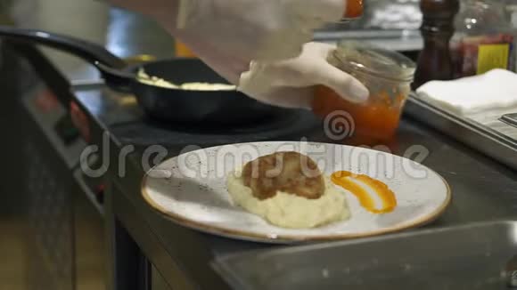 用切块和红鱼子酱捣碎土豆餐厅厨师视频的预览图