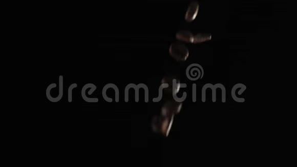 烤咖啡豆在黑色背景下从包装中倒出来香鲜飞咖啡豆快关门视频的预览图