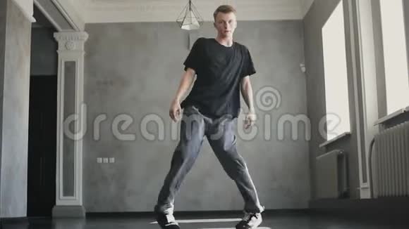 时尚有活力的男人在室内跳嘻哈舞视频的预览图