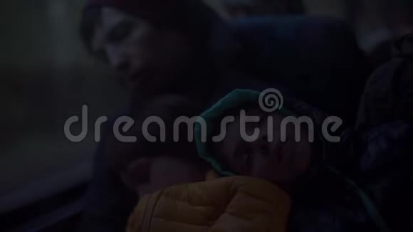 昏昏欲睡的母亲和孩子们一起乘夜车孩子们在睡觉视频的预览图