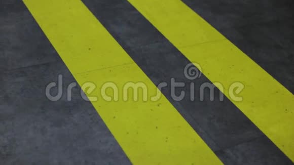 现代混凝土地板上的黄色导条视频的预览图
