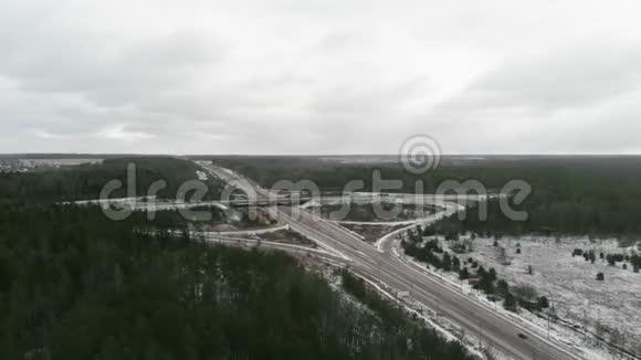 冬天的道路交叉口空中观景4K视频的预览图