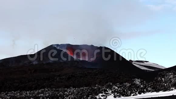 熔岩从冰岛的埃亚法贾拉伊阿卡尔的火山口喷发视频的预览图