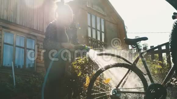 年轻女子洗她的自行车视频的预览图