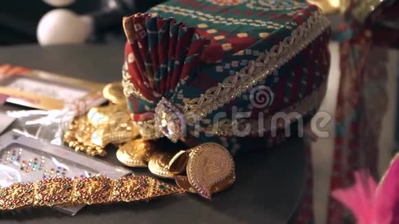 黄金东方珠宝及配饰东方阿拉伯童话婚礼奢华时尚与美少数民族首饰视频的预览图