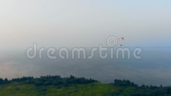 巨大的水景和一条环绕的小径在上面滑行降落伞滑翔伞视频的预览图