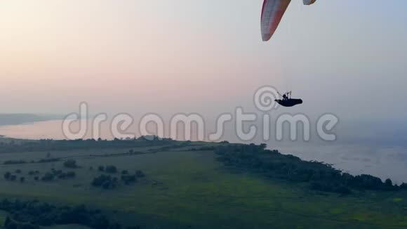 航行过程在水面以上进行跳伞者在天空中飞翔视频的预览图