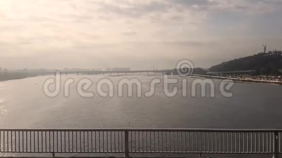 基辅的第聂伯大桥地铁列车在桥上行驶清晨从大桥到第聂伯河的景色视频的预览图