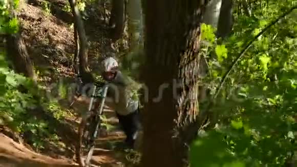 骑自行车的人骑着山地车上坡骑山地自行车的人视频的预览图