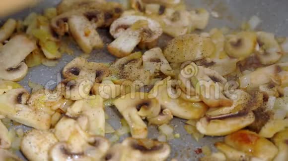 用蘑菇烤大蒜油炸蘑菇视频的预览图