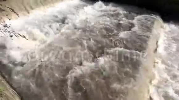 强烈的水流使不均匀的坡度下降视频的预览图