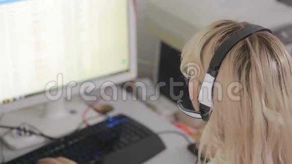 商务女性在呼叫中心用耳机交谈的特写视频的预览图