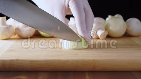 把洋葱切在切割板上健康的饮食视频的预览图