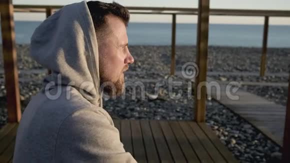 成年男子在海边放松喝水呼吸新鲜空气视频的预览图