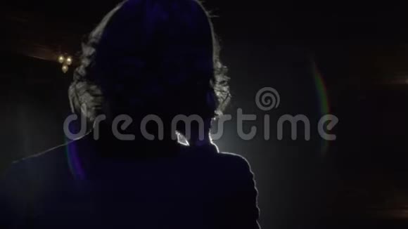 歌手在舞台上的光芒视频的预览图