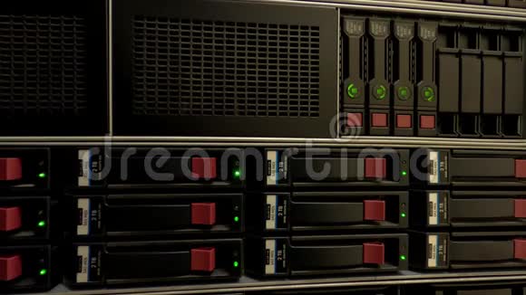 服务器机柜中安装服务器设备指示视频的预览图