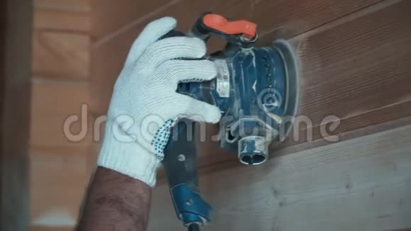 一只人手握着一个砂光机研磨着木表面木材加工建筑和翻新视频的预览图