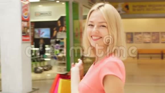 年轻的时髦女人在一家大型现代商店购物慢动作视频的预览图