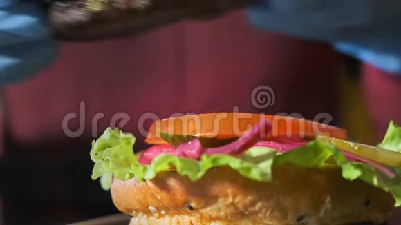 一个厨师的手在做一个汉堡包特写镜头视频的预览图