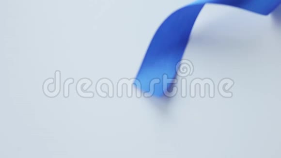 白色礼品盒白色背景上有漂亮的蓝色丝带和红色的心明信片地点为文本情人节视频的预览图
