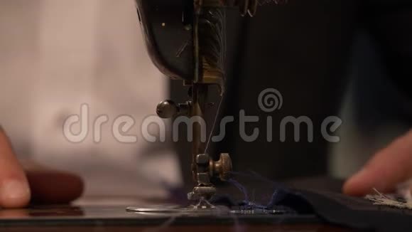 关闭缝纫机针头的录像视频的预览图