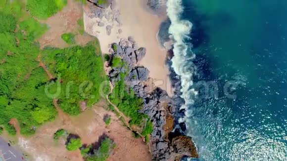 巴厘岛海洋海岸夏季可观赏波浪水线视频的预览图