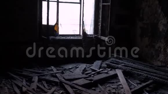 一座被遗弃和烧毁的建筑的正面爆炸后的火灾视频的预览图