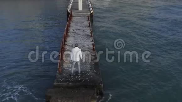 无人视野的人站在码头上展开双臂城市建设的背景视频的预览图