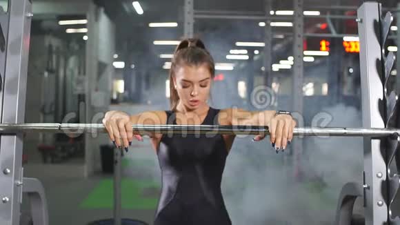 漂亮的举重运动员在健身房练习视频的预览图