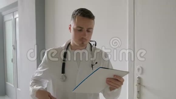医生在医院打电话视频的预览图