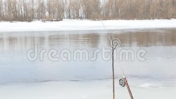 冬天在纺纱在一条冰冻的河水中流淌离人们很远的风景视频的预览图