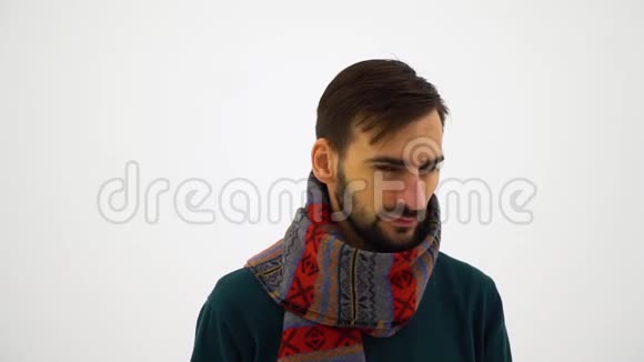 漂亮的慢动作肖像英俊的胡子男子穿绿色毛衣与新年围巾视频的预览图