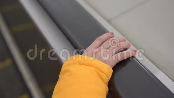 电动扶梯把手上女性手的特写视频的预览图