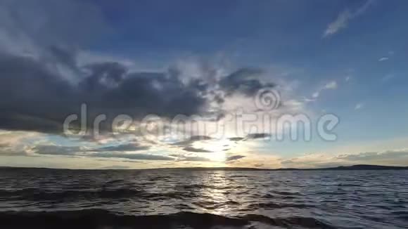 日落时在湖边视频的预览图