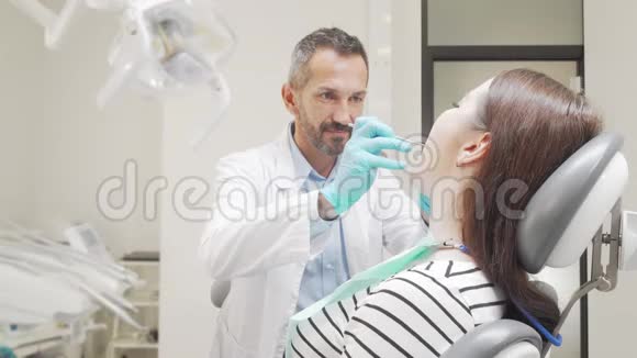 牙齿检查结束后年轻开朗的女人微笑着对着镜头视频的预览图