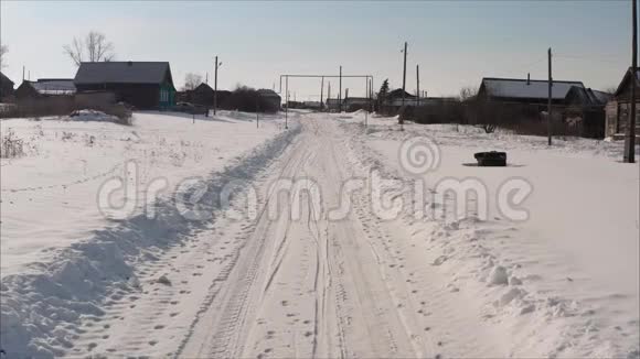 冬天的俄罗斯公路村内冬季道路村庄的冬季景观从一架四翼飞机上拍摄下来视频的预览图