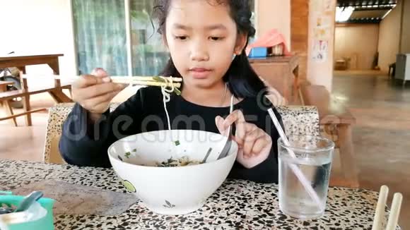 亚洲小女孩吃面条好吃视频的预览图