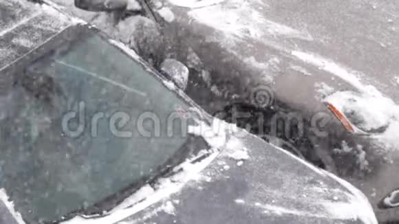 人们在清理汽车挡风玻璃上的冰雪时动作缓慢视频的预览图