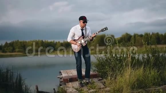 那个在湖边码头弹吉他的人视频的预览图