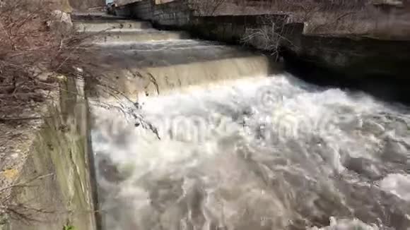 水沿不均匀的斜坡流动造成许多瀑布视频的预览图