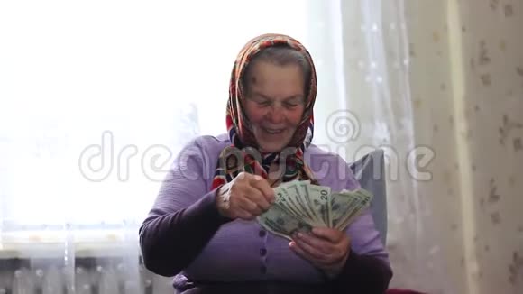 老年幸福妇女手里拿着一包钱美元视频的预览图