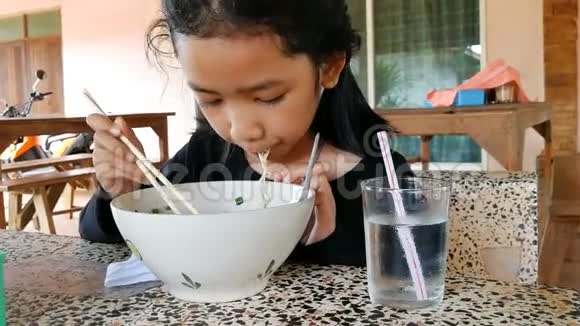 亚洲小女孩吃面条好吃视频的预览图